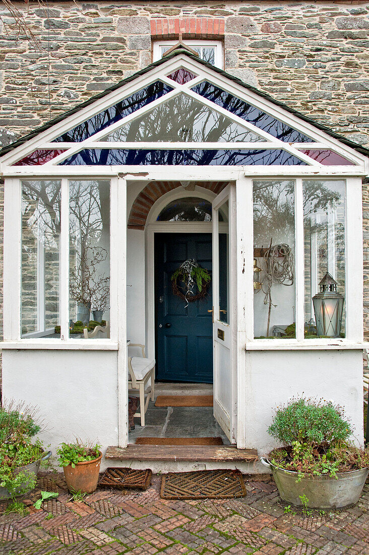 Blick in die Veranda des Hauses in Crantock, Cornwall, England, UK