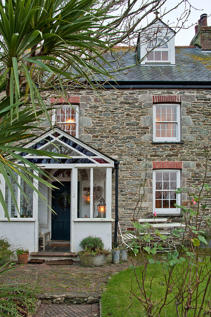 Außenfassade eines Bauernhauses in Crantock mit Glasveranda Cornwall England UK