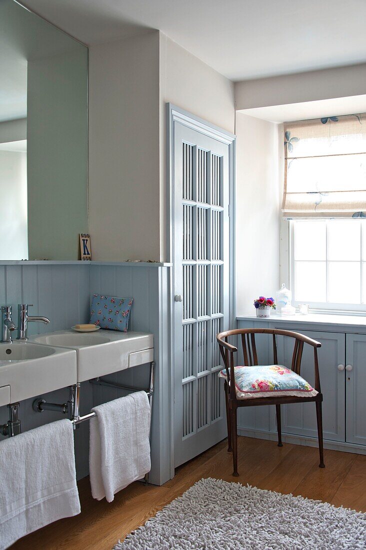 Doppelwaschbecken mit großem Spiegel im hellblauen Badezimmer eines Familienhauses in Penzance Cornwall England UK