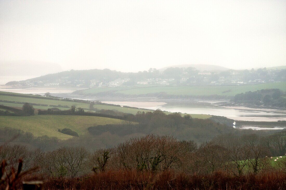 Ländliche Flussmündung und neblige Landschaft in Wadebridge, North Cornwall, UK