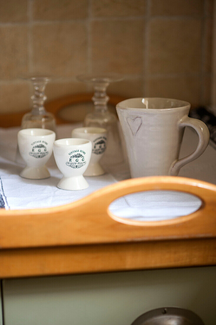 Tasse mit Liebesherz und Eierbechern auf Holztablett in der Küche von Stamford Lincolnshire England UK