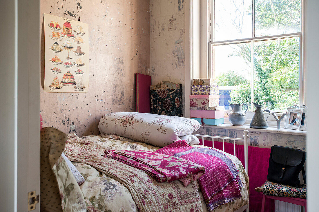 Einzelbett mit verschiedenen Bettdecken am Fenster in einem Haus in Stamford, Lincolnshire, England, Vereinigtes Königreich
