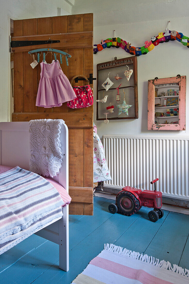 Spielzeugtraktor im Mädchenzimmer eines Cottage in Cambridge, England UK