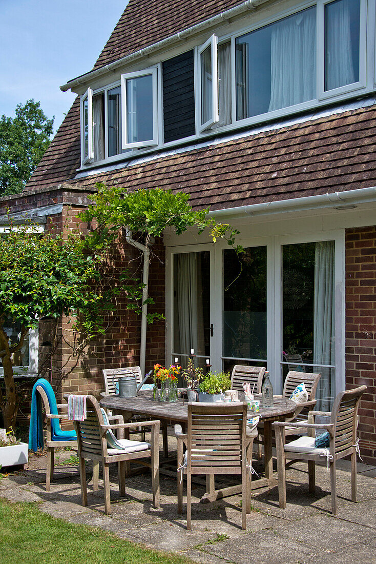 Terrassenmöbel auf der Terrasse eines Einfamilienhauses in East Grinstead, Sussex, England, Vereinigtes Königreich