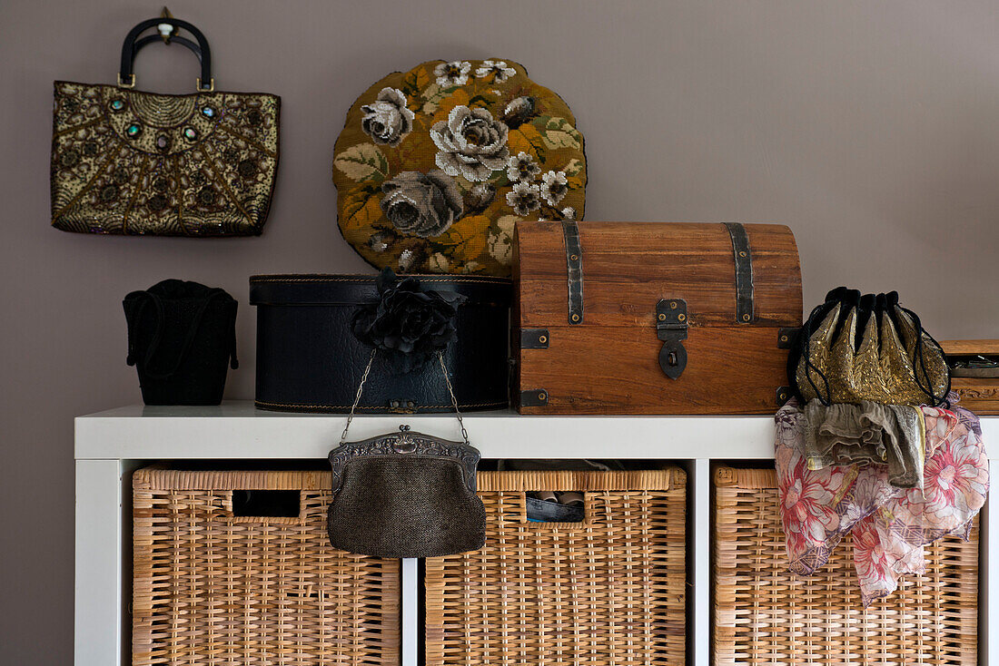 Vintage-Handtaschen mit Weidenkörben in einem Einfamilienhaus in East Grinstead, West Sussex, England UK