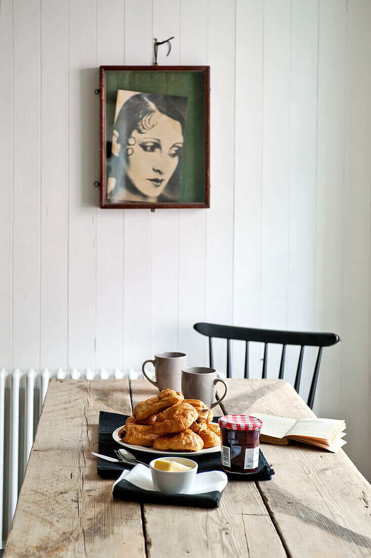 Croissants und Marmelade mit gerahmten Kunstwerken im Stadthaus einer Familie in Cornwall England UK