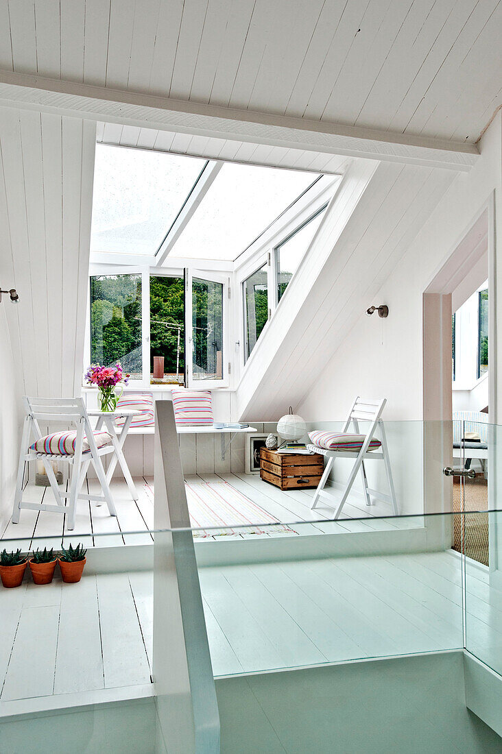 Fenstersitzgruppe im geräumigen Dachgeschoss eines Stadthauses in Cornwall, England UK