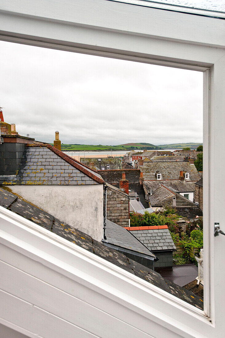 Blick auf die Dächer durch eine Dachgaube Cornwall England UK