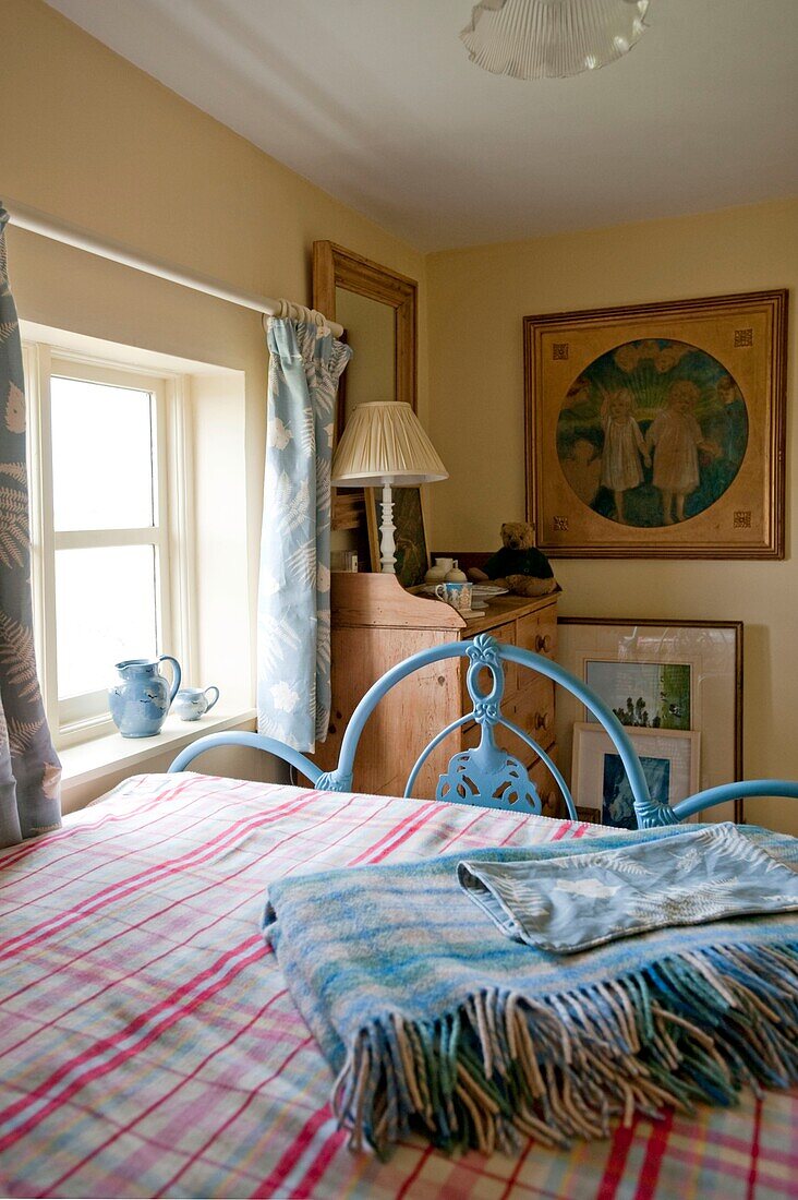 Gefaltete Wolldecken auf einem Doppelbett in einem Schlafzimmer in Edworth, Bedfordshire, England UK