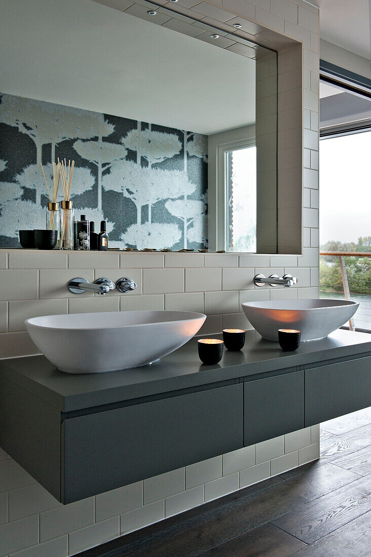 Freistehende Badewanne mit Doppelwaschbecken und Milchglasfenster im Badezimmer von Lechlade in Gloucestershire England UK