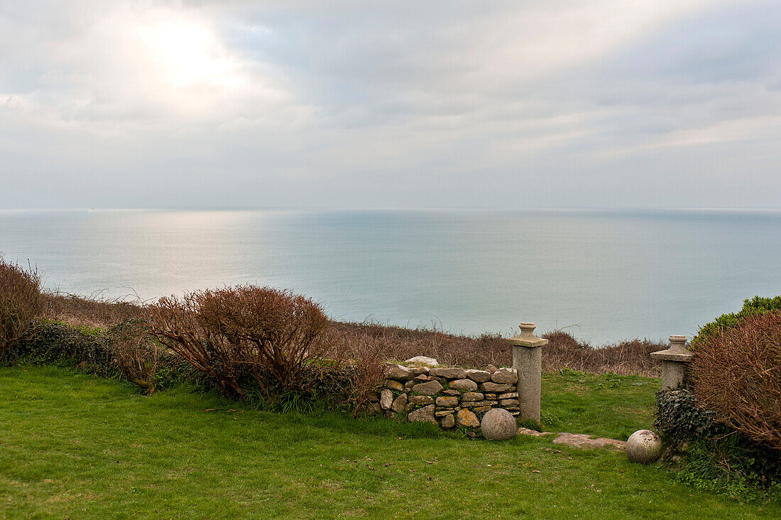 Blick auf das Meer von einem abgelegenen Cottage im ländlichen Cornwall, England, UK