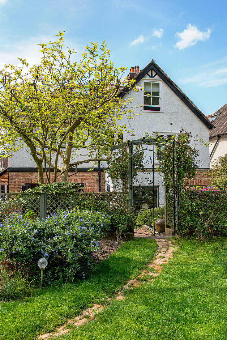 Gemauerter Fußweg und Pergola im Garten eines Hauses in Tunbridge Wells, Kent, England UK