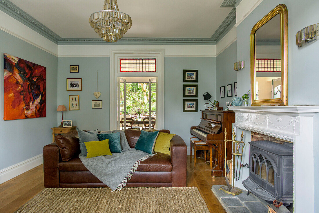 Braunes Ledersofa in hellblauem Wohnzimmer mit Glaskronleuchter Tunbridge Wells Einfamilienhaus Kent England UK