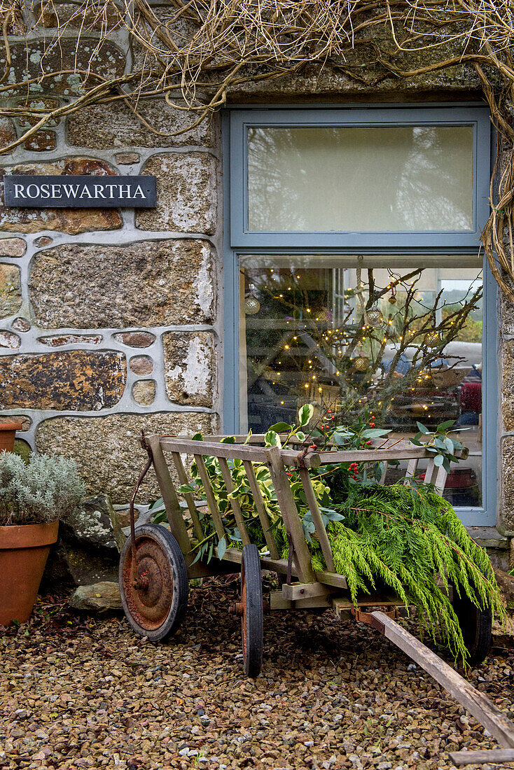 Gartenkarre auf Schotterweg am Fenster des Hauses in Penzance, Cornwall UK