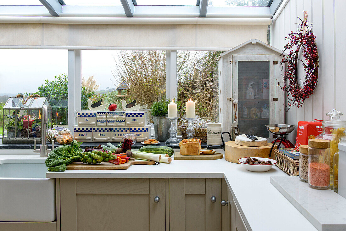 Frisches Gemüse auf Küchenarbeitsplatte unter dem Fenster in Penzance home Cornwall UK