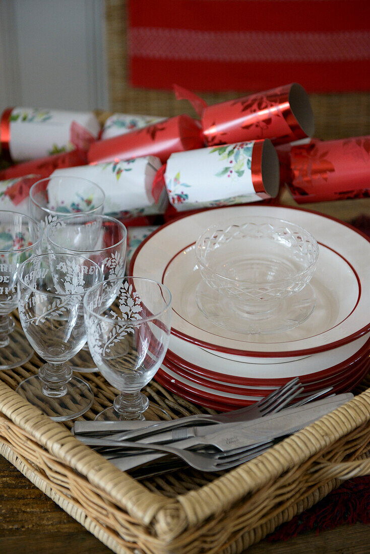 Weihnachtsgebäck und Weingläser mit Besteck und Schalen auf Tablett in Penzance home Cornwall UK