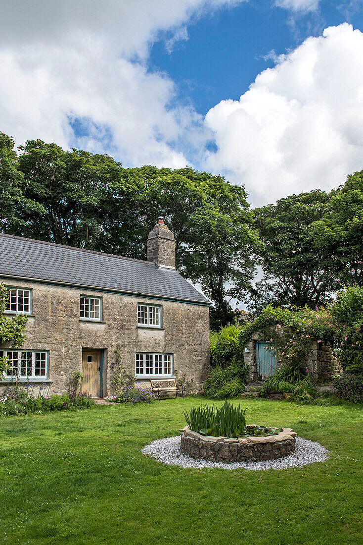 Freistehendes Bauernhaus aus Stein mit Wasserspiel in Helston, Cornwall, UK