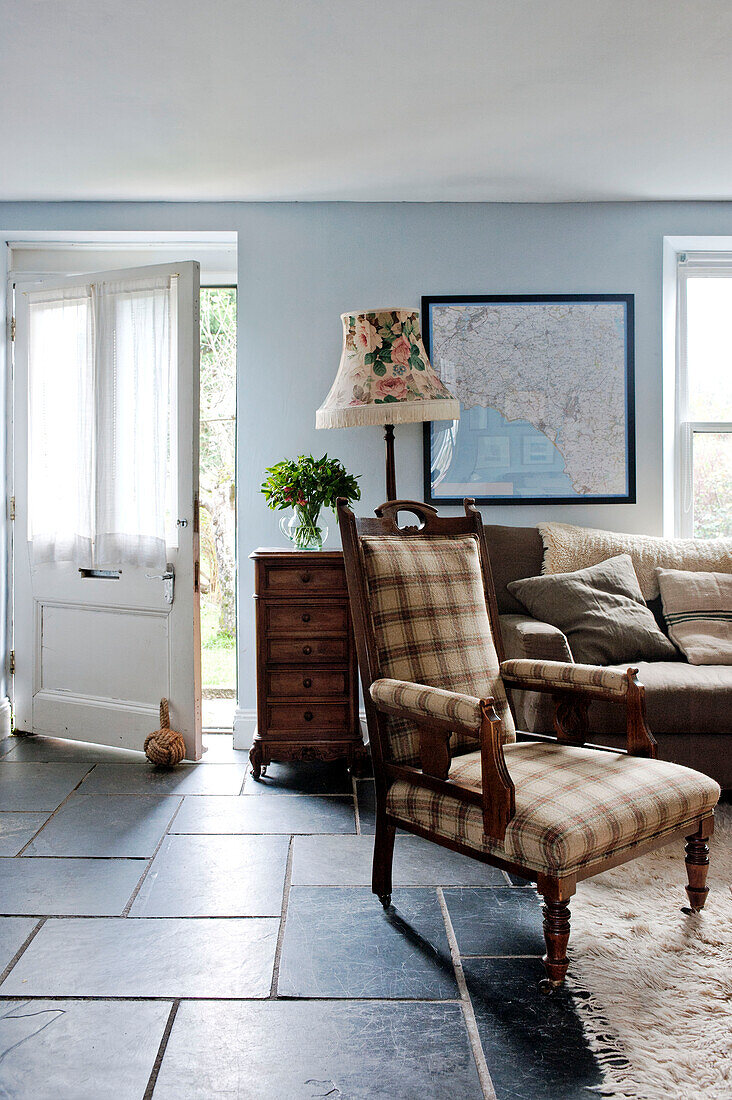 Geprüfter Sessel im mit Fliesen ausgelegten Wohnzimmer eines Ferienhauses in Cornwall UK