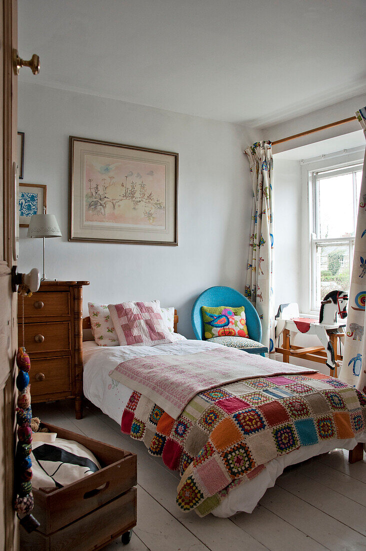 Häkeldecke auf einem Einzelbett im Mädchenzimmer eines Cottages in Cornwall UK