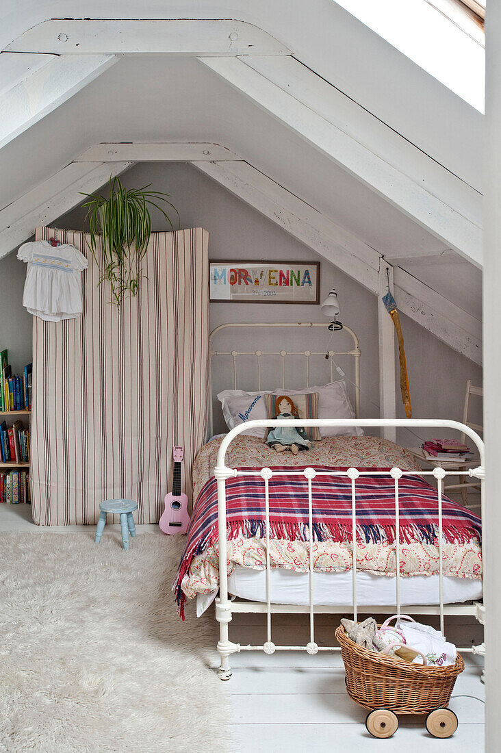 Einzelbett mit Decke und abgedecktem Kleiderschrank im Mädchenzimmer Cornwall UK