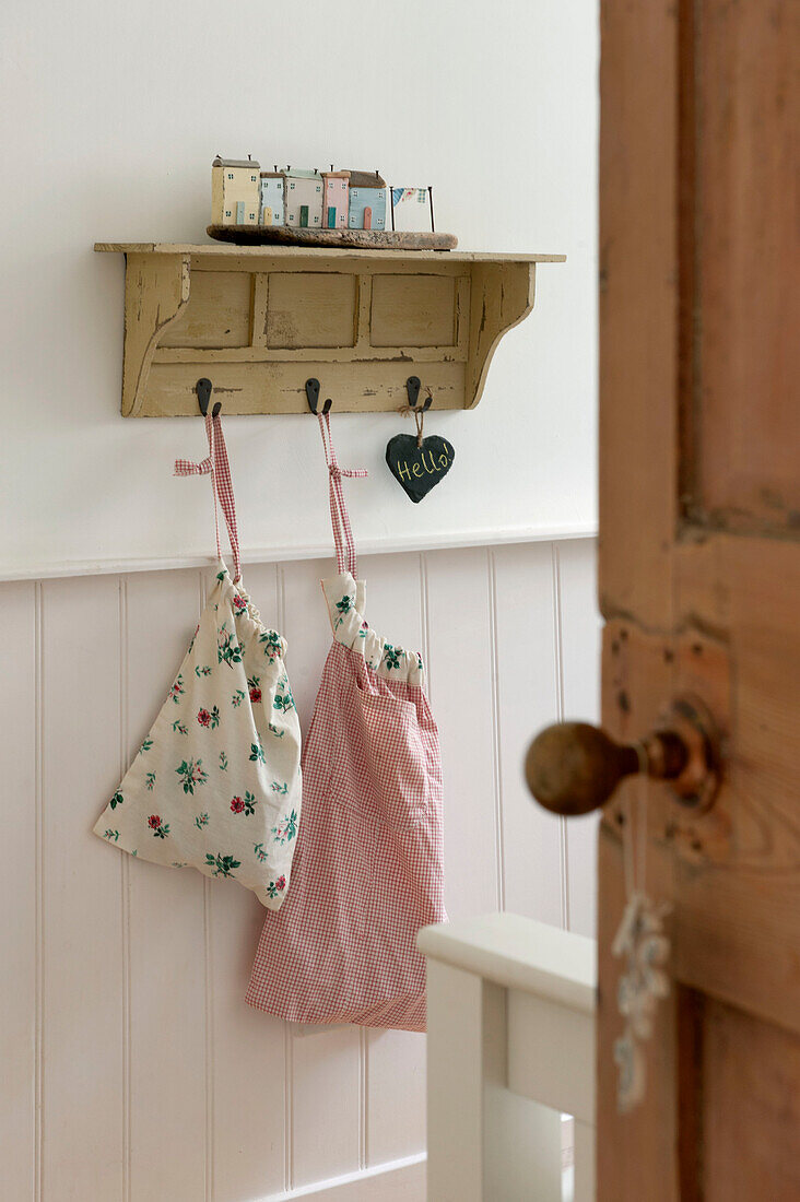 Waschsäcke hängen im Kinderzimmer an einer Stecktafel Cornwall UK