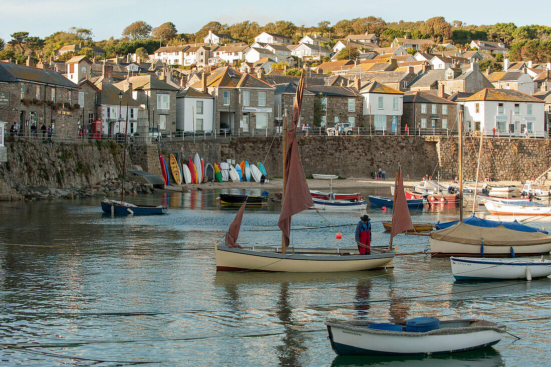 Festgemachte Boote im Hafen mit Strandpromenade Cornwall UK