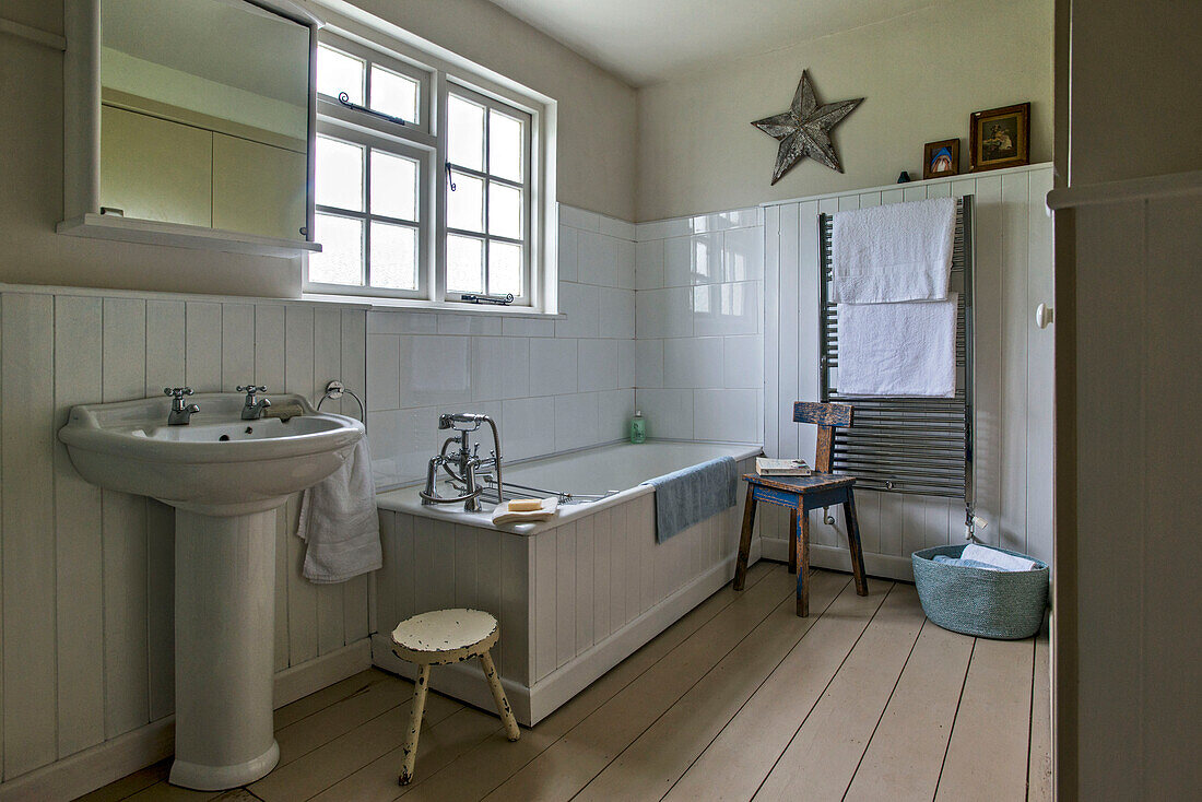 Weiß gefliestes Badezimmer mit gestrichenen Dielen in einem Badezimmer in St Erth, Cornwall, UK