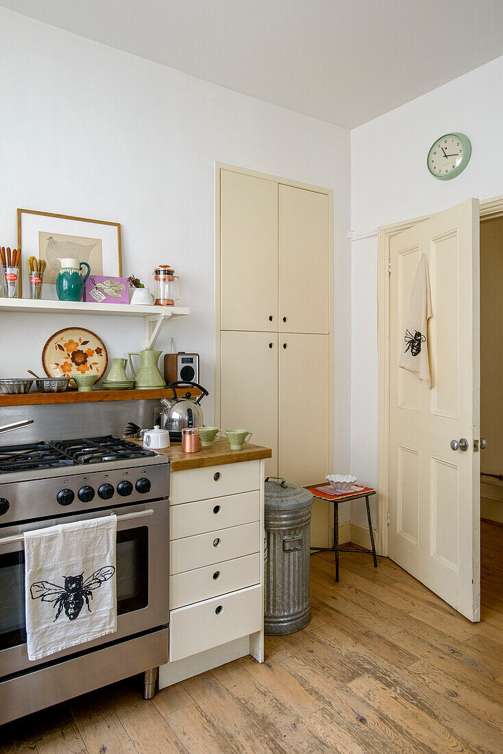 Backofen und Schränke aus Edelstahl in einer Küche im Retrostil in London, UK