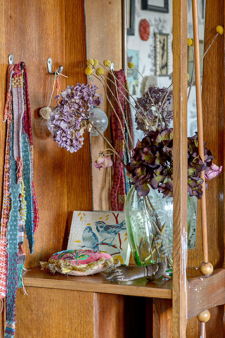 Getrocknete Blumen und Textilien auf einem Holzregal in einem Londoner Haus, Vereinigtes Königreich