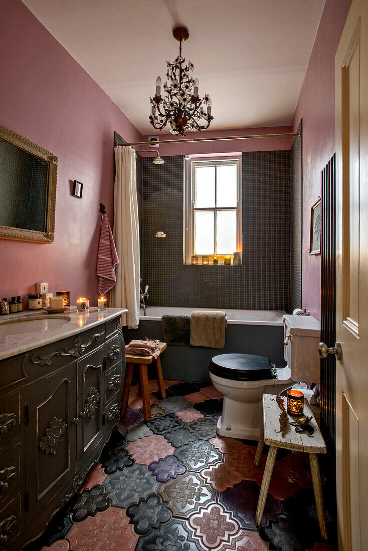 Farbiges und graues Badezimmer mit dekorativem Waschtisch und Fliesenboden in einem Londoner Haus im Vereinigten Königreich