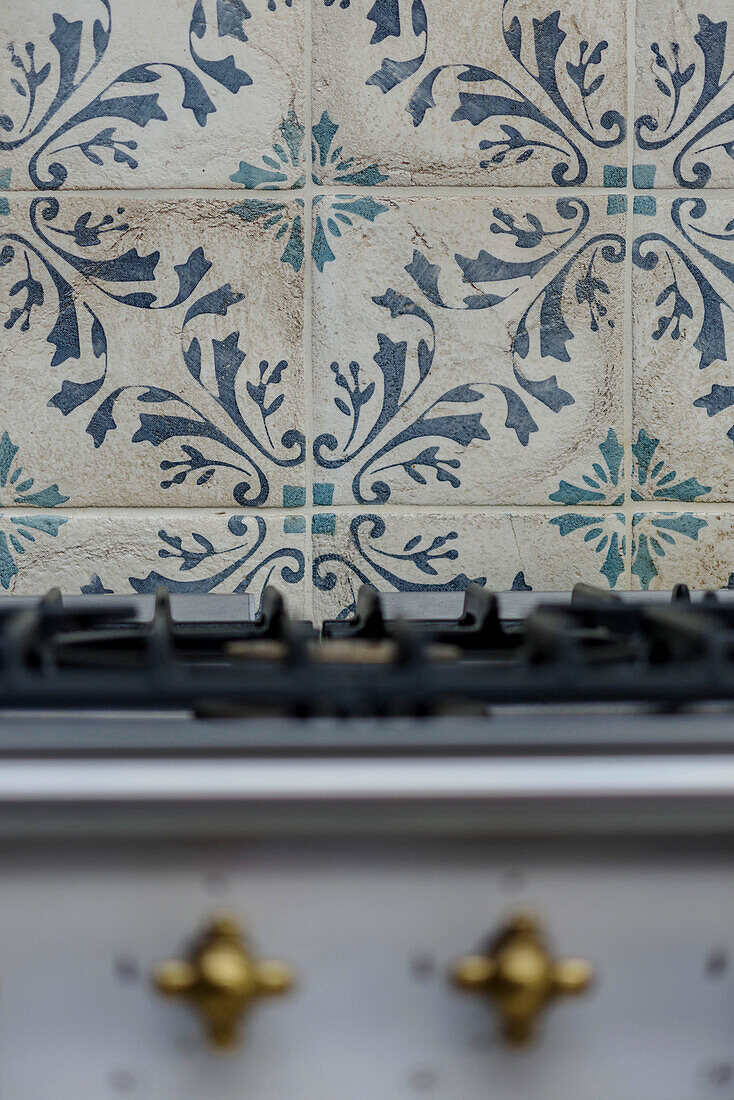 Gebrannte Erdkacheln über dem Ofen in einer unter Denkmalschutz stehenden viktorianischen Küche Godalming Surrey UK