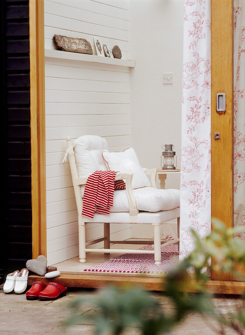 Sommerhaus im Garten mit weißem Interieur