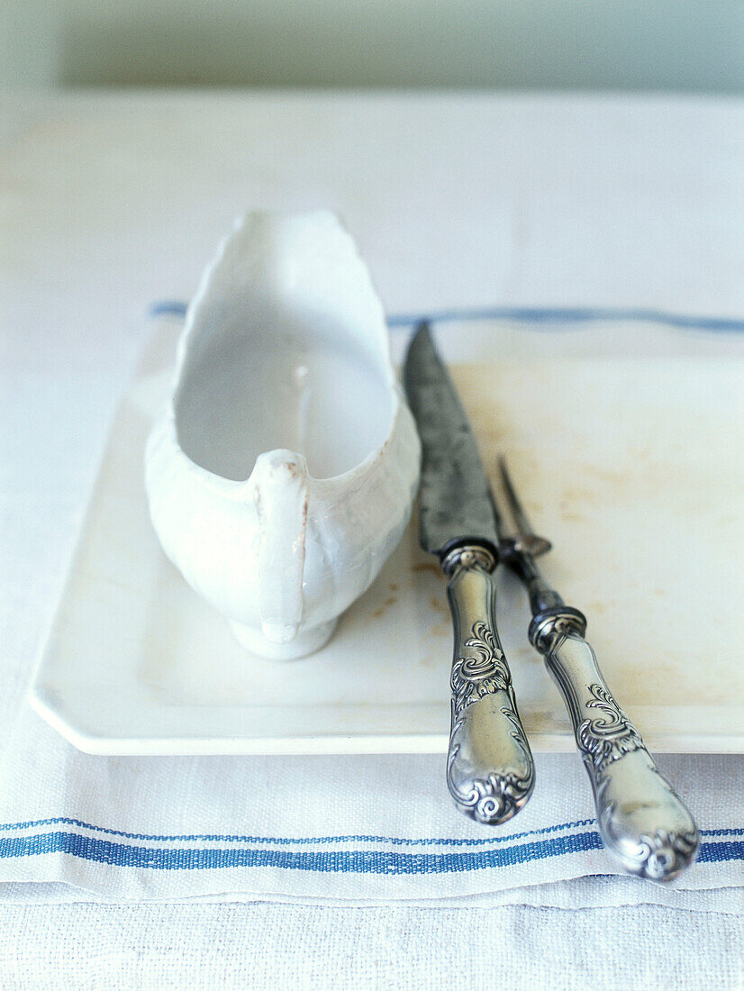 Antike silberne Messer und Gabeln mit Soßenschüssel