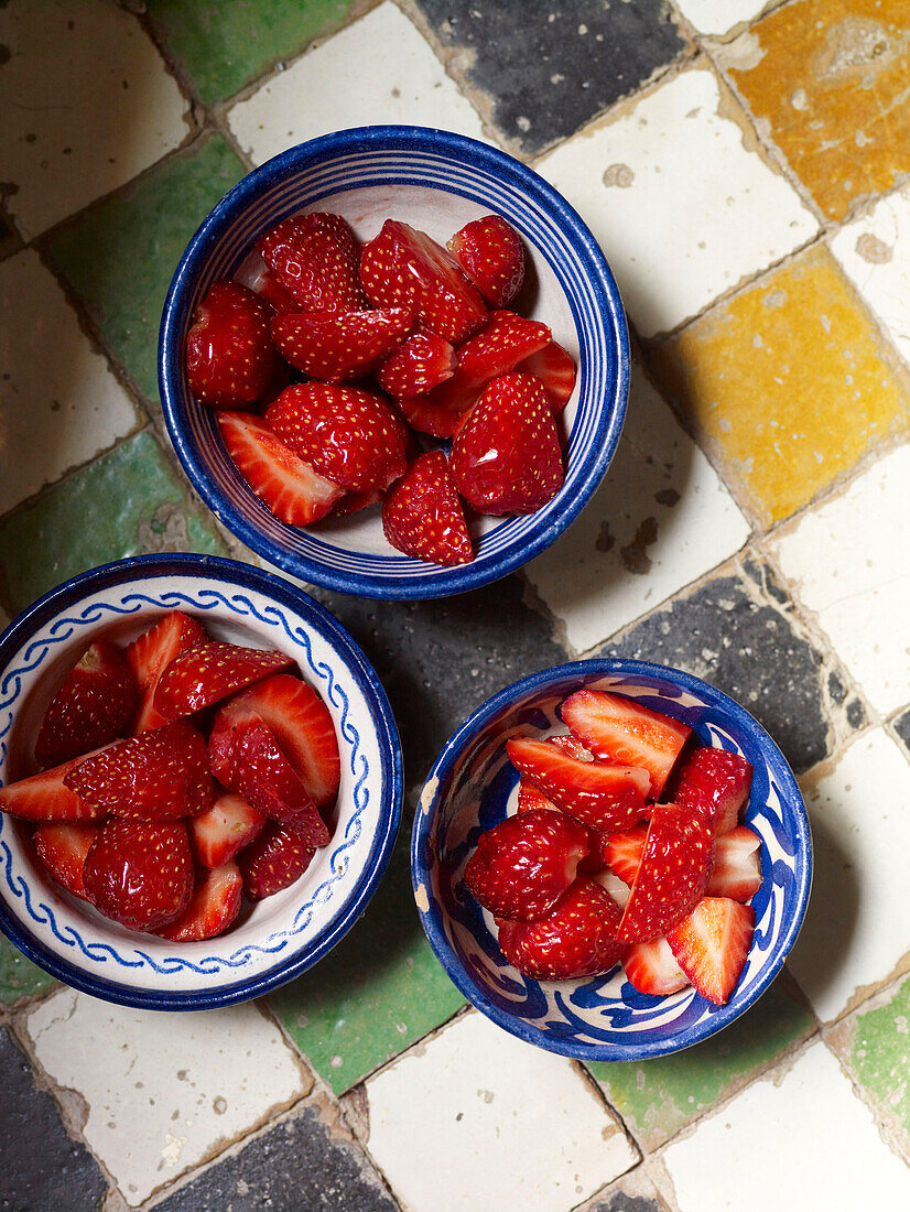 Drei Schalen mit geschnittenen Erdbeeren Marokko Nordafrika