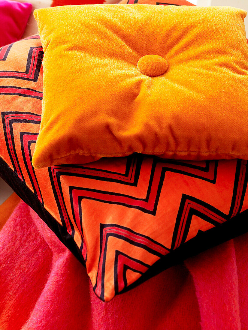 Gelbe und leuchtend orangefarbene Kissen