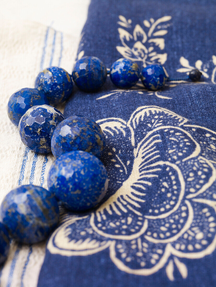 Blaue Perlen und floraler Stoff Spanien