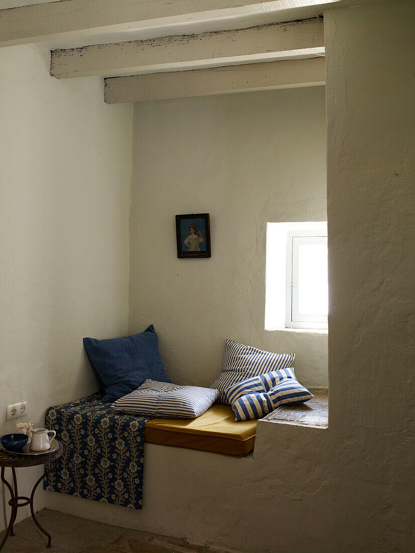 Gestreifte Kissen auf einer Fensterbank in einem spanischen Haus
