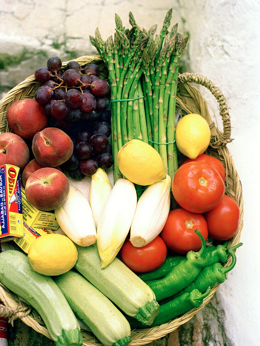 Korb mit verschiedenem Obst und Gemüse schmerzhaft