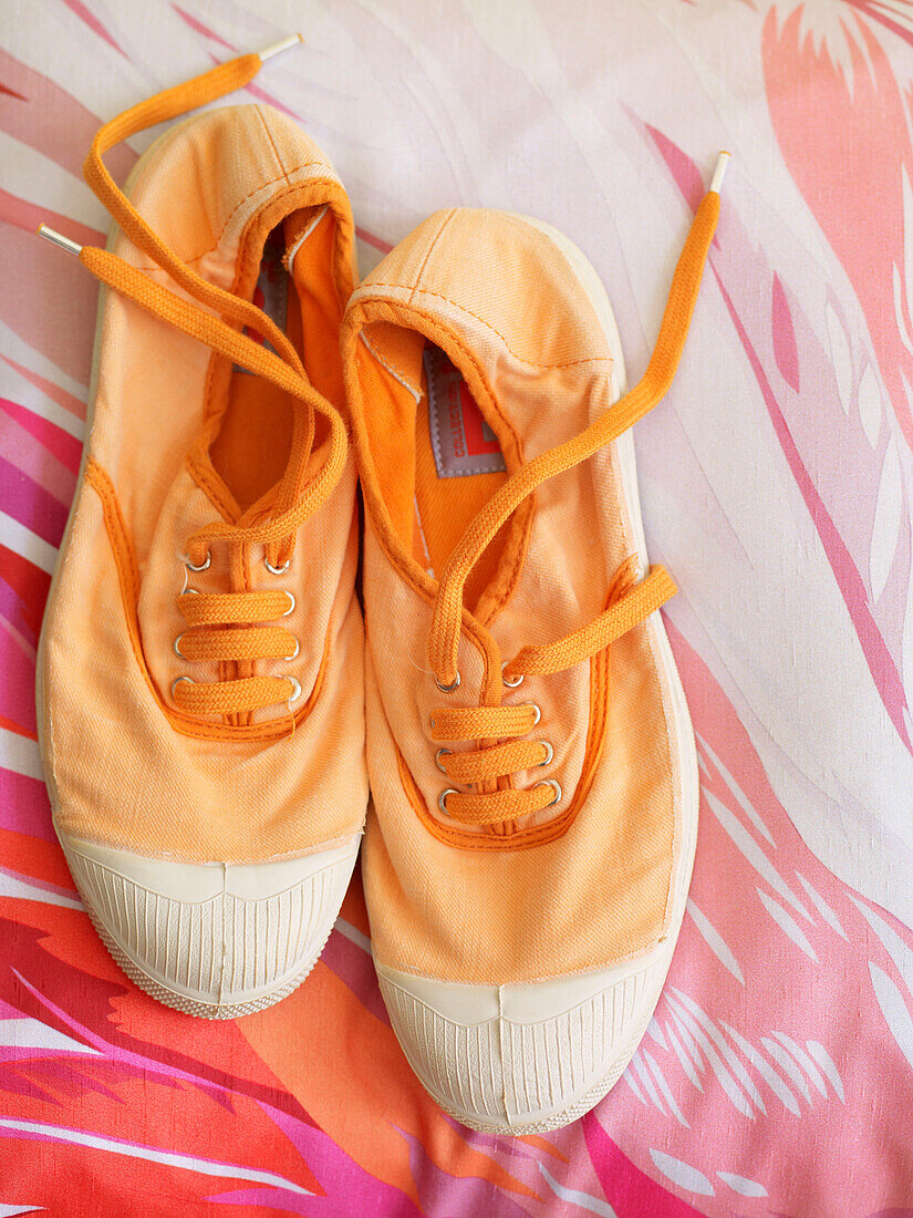 Ein Paar orangefarbene Baseball-Schuhe