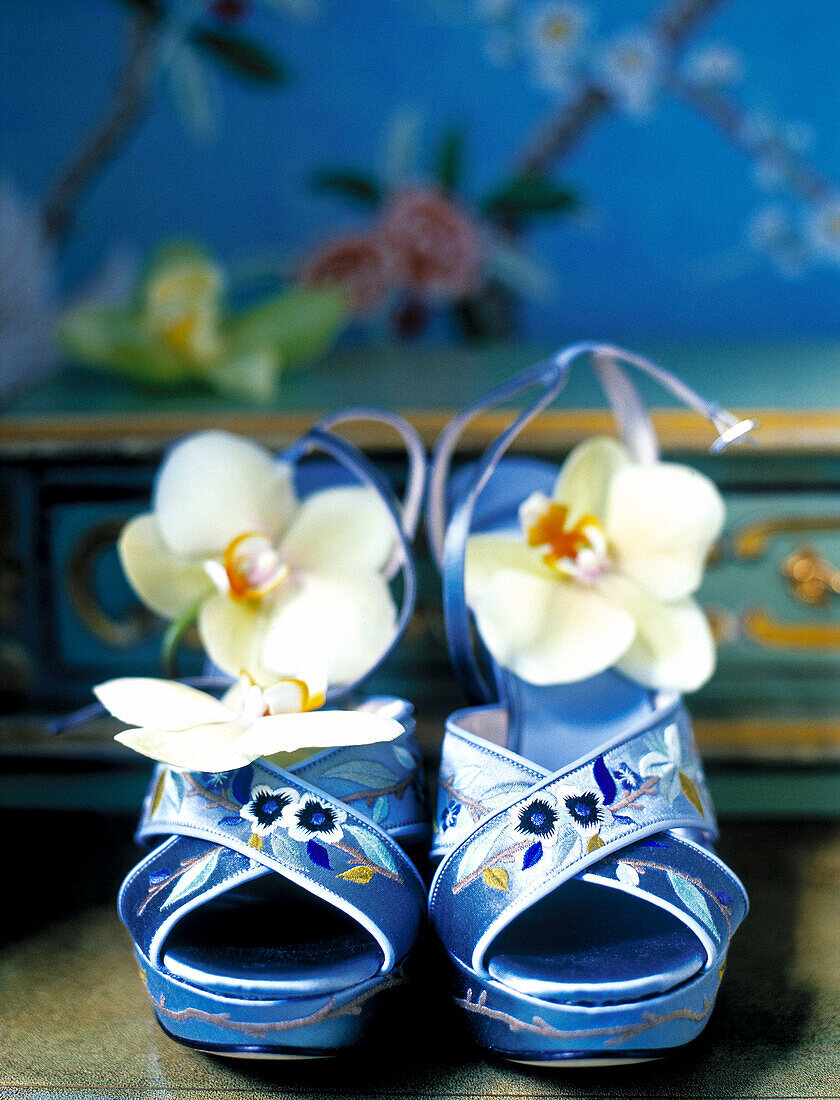 Daffodils in blue high heeled embroidered sandals