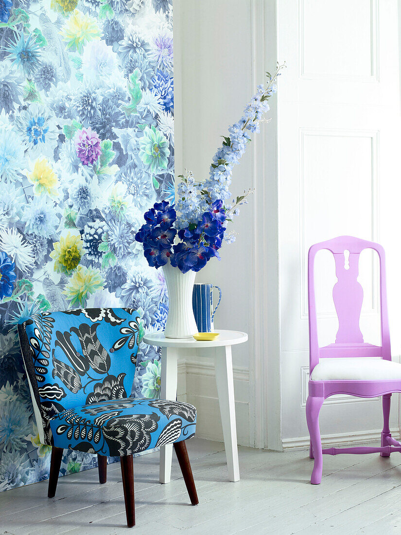 Blaue Blumen auf einem upgecycelten Stuhl