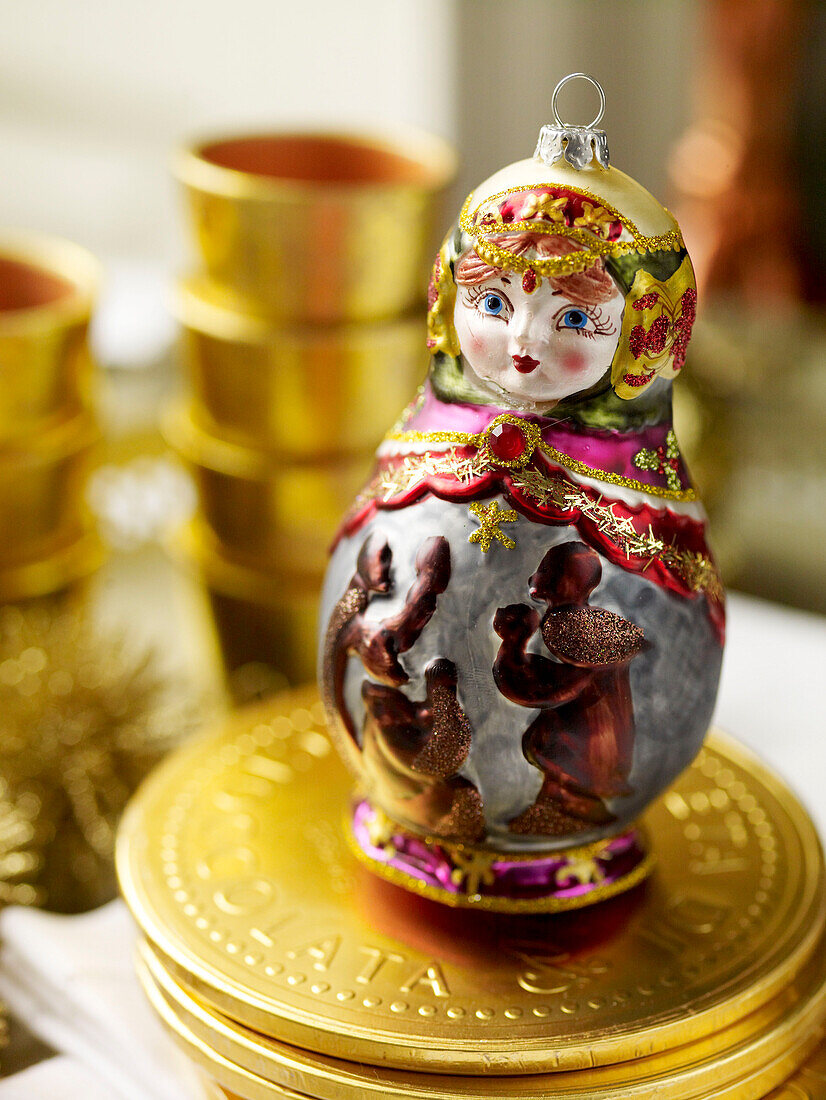 Russische Puppenkugel auf Goldmünzen