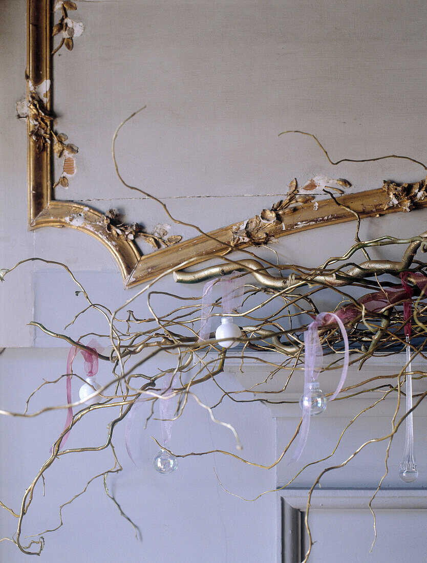 Glaskugeln und goldene Zweige mit leerem Bilderrahmen
