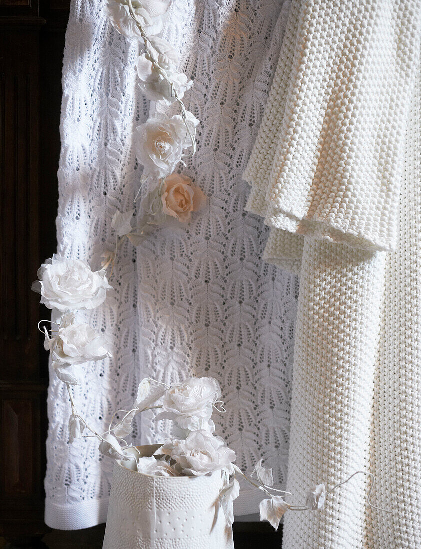 Weiße Rosen und Spitze in einem sizilianischen Haus