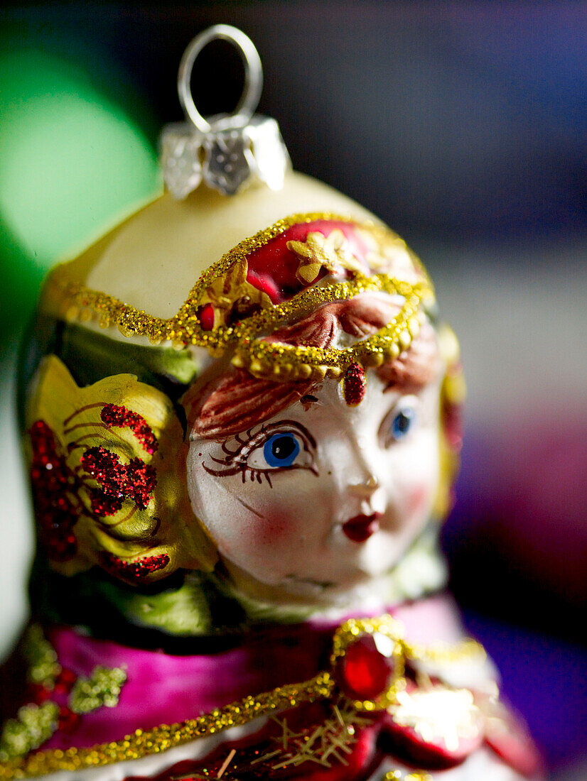 Mit Juwelen besetzte russische Puppe (Vintage-Kugel)
