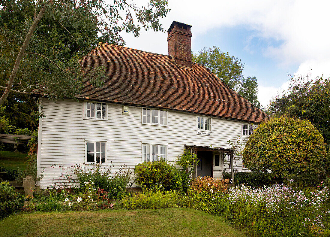 Cottage mit Schindeln und Vorgarten in Sandhurst, Kent, England, UK