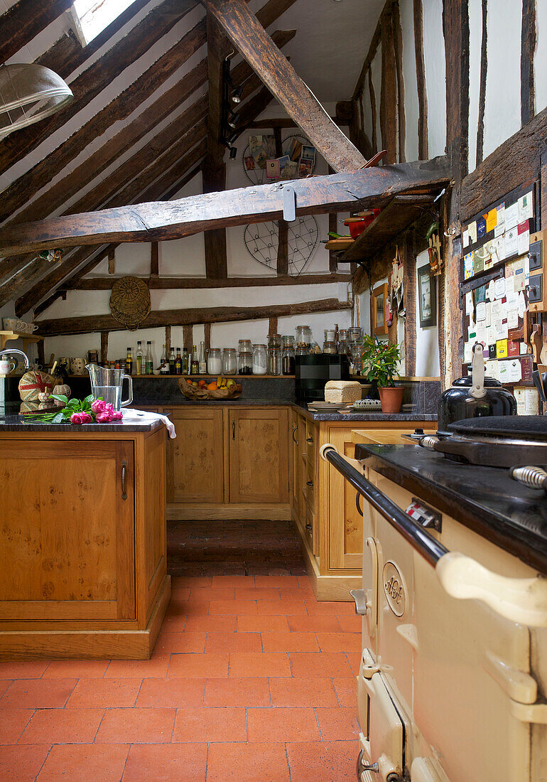 Herd mit Backofen in der Balkenküche eines Cottages in Sandhurst, Kent, England, Vereinigtes Königreich