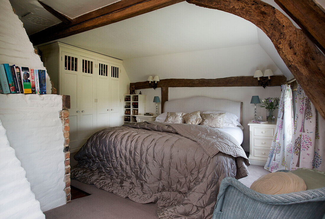 Eingebauter Stauraum im Schlafzimmer eines Cottage mit Balken in Sandhurst, Kent, England, UK