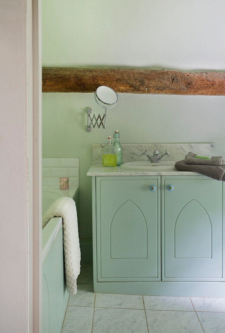 Rasierspiegel über einem bemalten Waschtisch im Badezimmer des Sandhurst Cottage, Kent, England, UK
