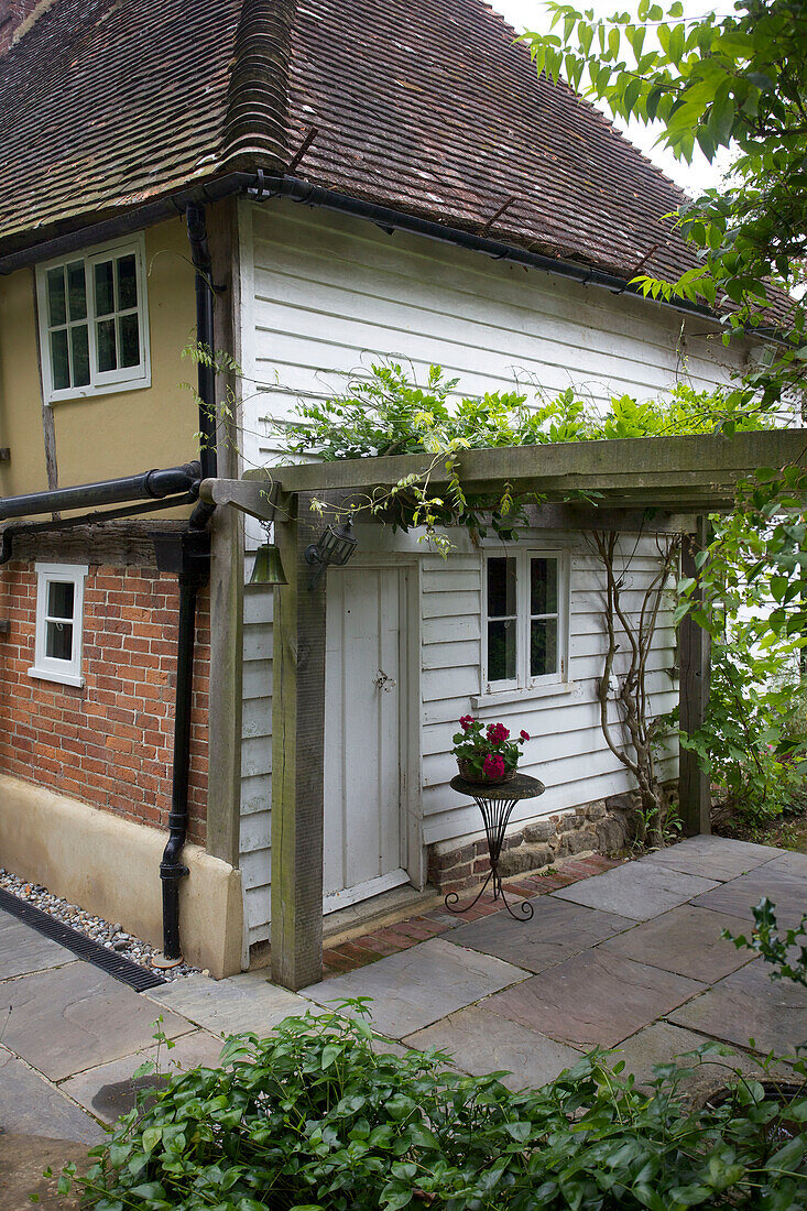 Pergola am Eingang zu Sandhurst cottage, Kent, England, UK